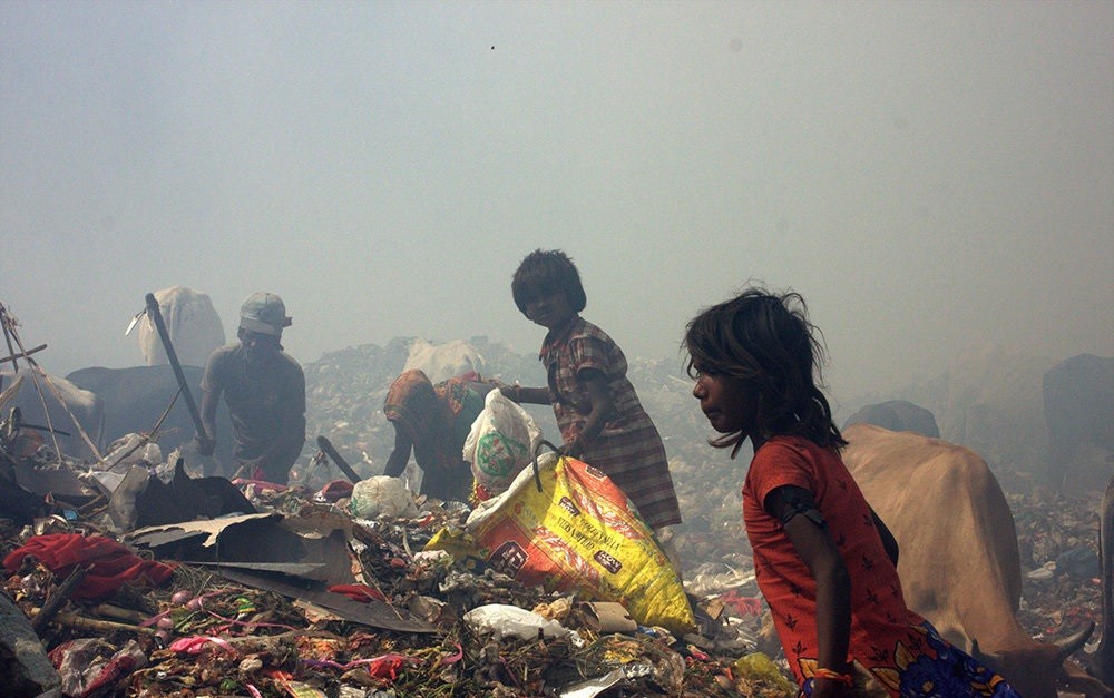 تصاویر : کودکان هندی در میان کوه های زباله