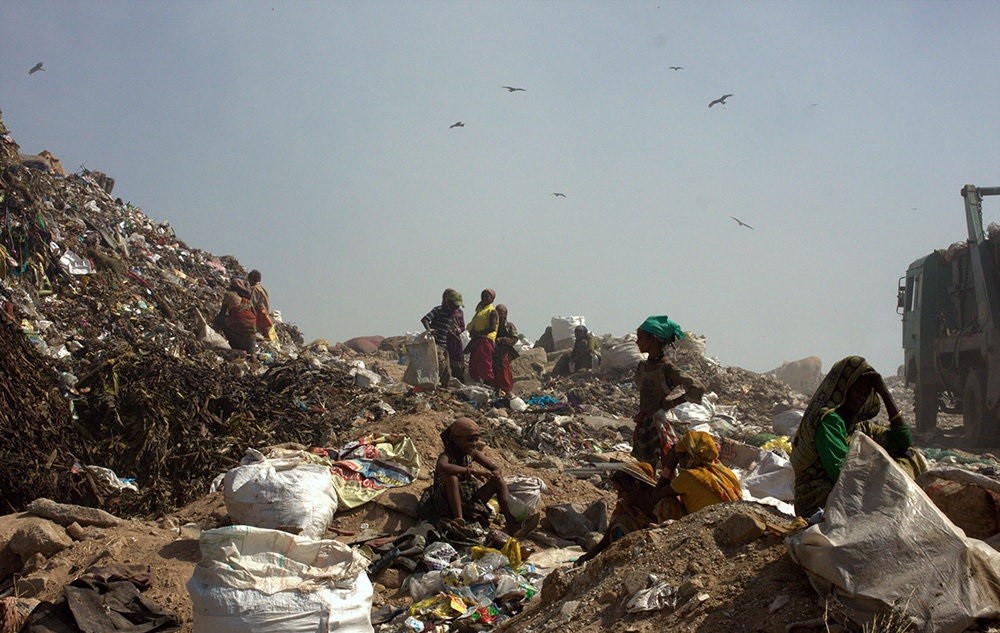 تصاویر : کودکان هندی در میان کوه های زباله