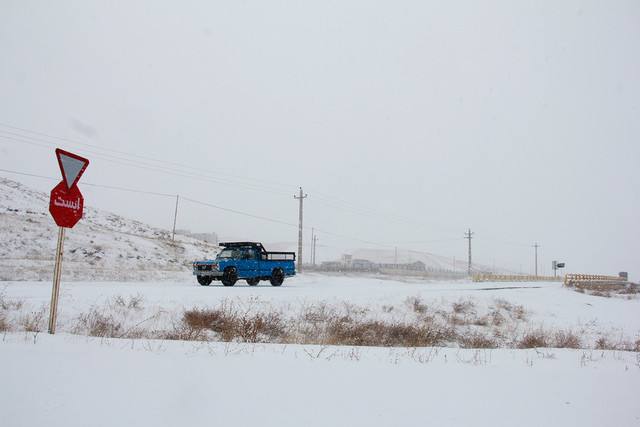 برف و باران در جاده‌های کشور/ ممانعت از تردد خودروهای فاقد زنجیر چرخ