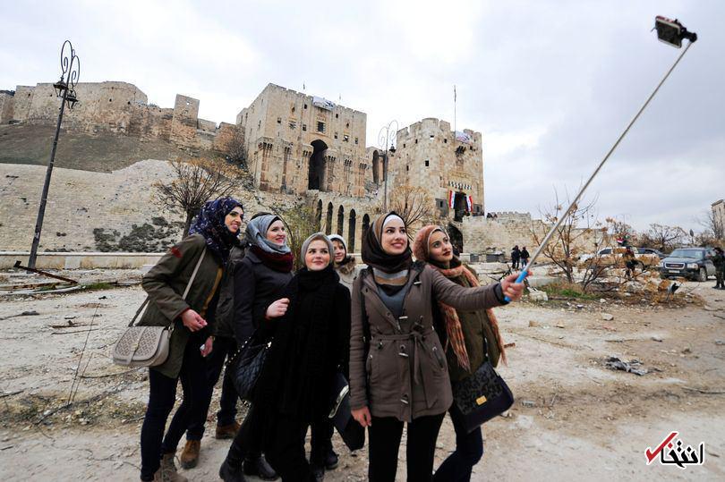 تصویر/ گردشگران در حلب، سلفی با بنایای تاریخی