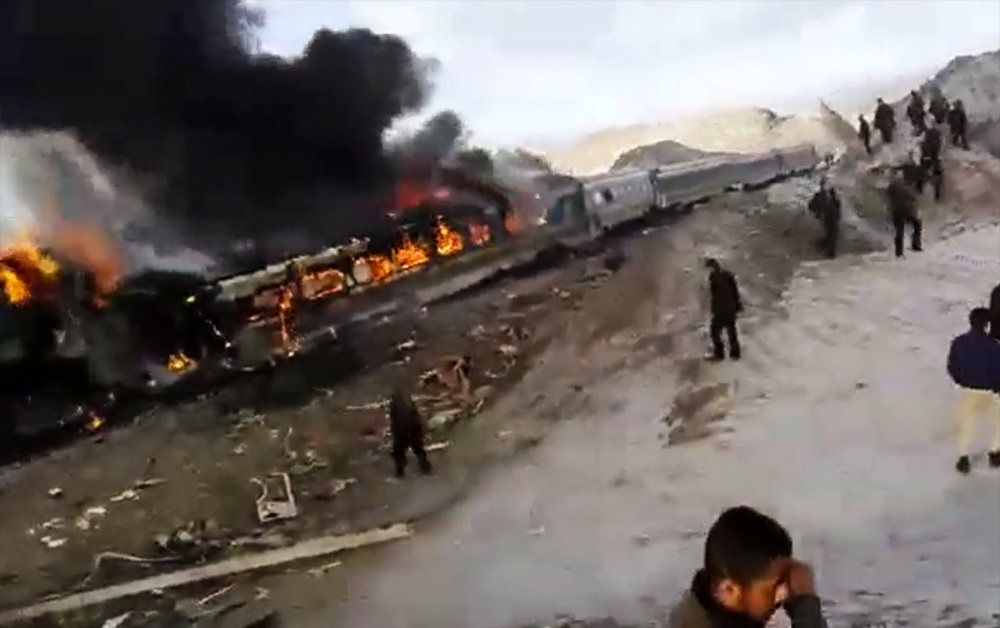 تصاویر : برخورد خونین دو قطار در سمنان با 145 کشته و زخمی