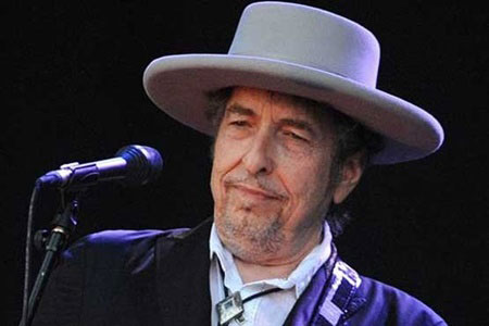 باب دیلن، سرانجام افتخار می‌دهد نوبلش را بگیرد!