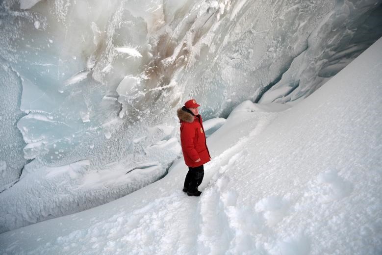 عکس/گردش ولادیمیر پوتین در غار یخی مجمع‌الجزایر «فرانز جوزف»