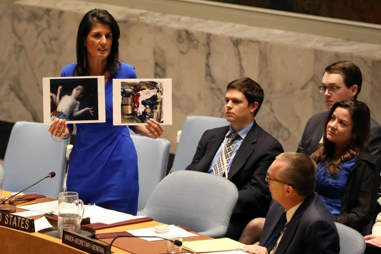 تصاویر کشته‌شدگان حمله شیمیایی سوریه در دستان نماینده آمریکا در سازمان ملل