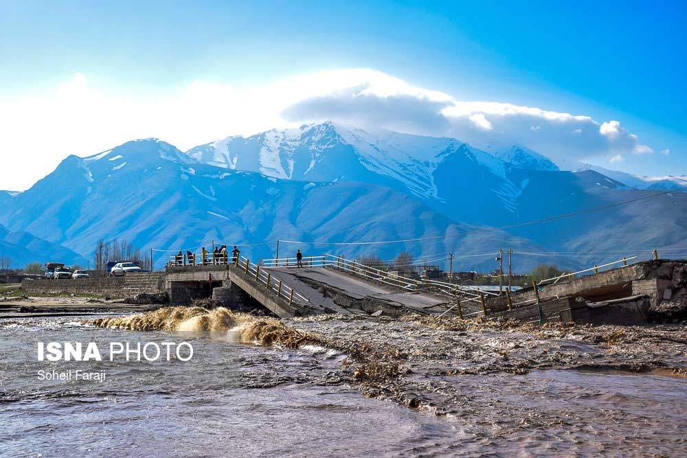 تصویری هولناک از تخریب یک پل توسط سیل در روستاهای آذریابجان غربی
