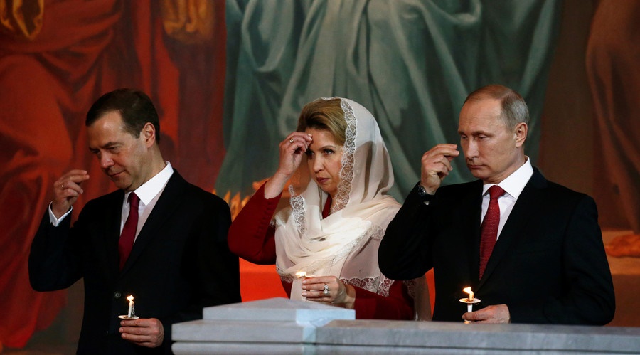 تصاویر/پوتین، مدودف و همسرش در مراسم عید پاک