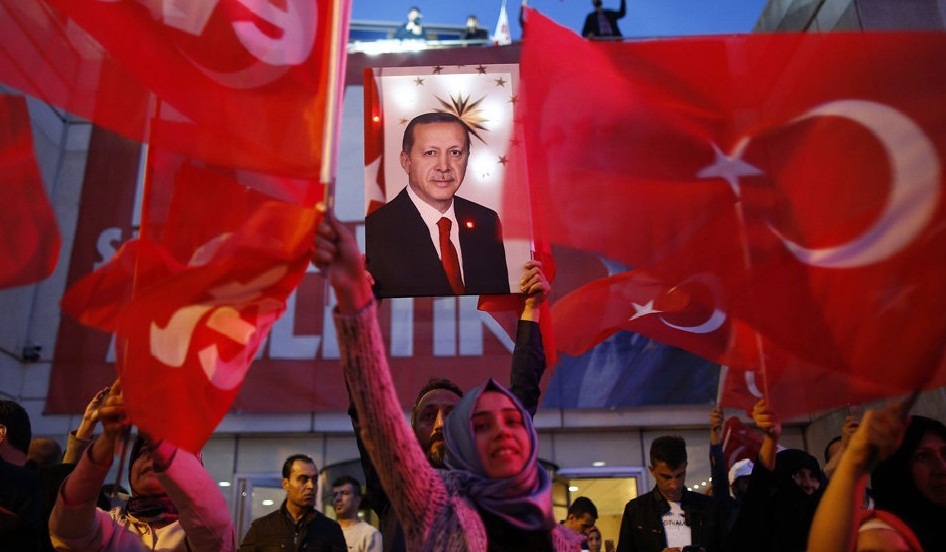 تصاویر : شادی هواداران اردوغان پس از پیروزی در همه‌پرسی تغییر قانون اساسی
