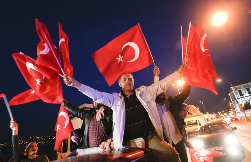 تصاویر : شادی هواداران اردوغان پس از پیروزی در همه‌پرسی تغییر قانون اساسی