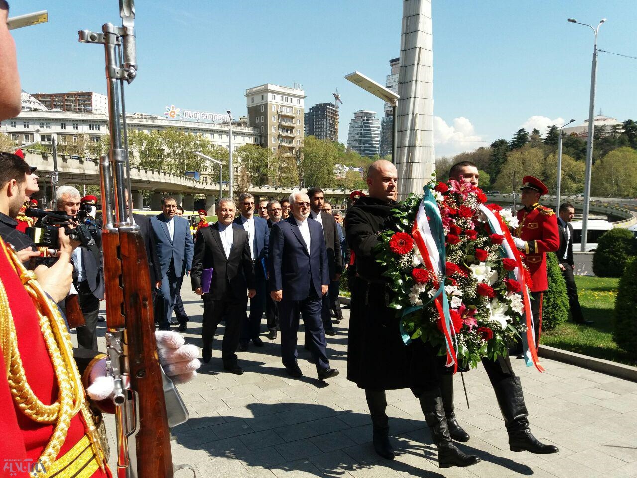 تصاویر/ادای احترام ظریف به کشته شدگان استقلال گرجستان