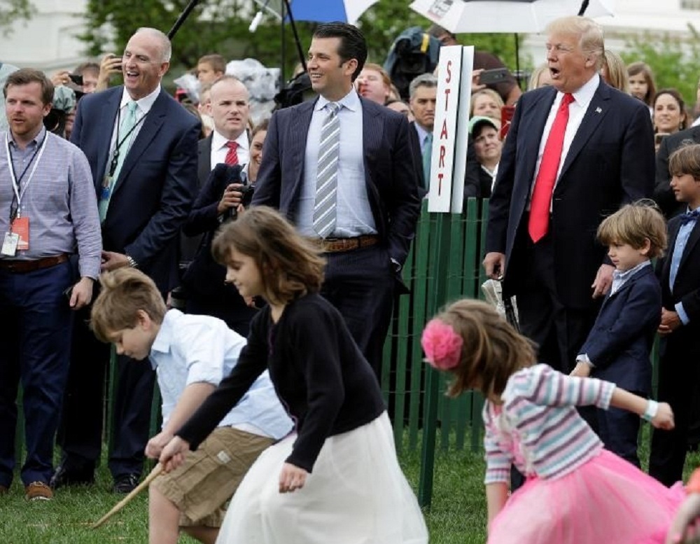 تصاویر : ترامپ و مسابقه حمل تخم‌مرغ در کاخ سفید