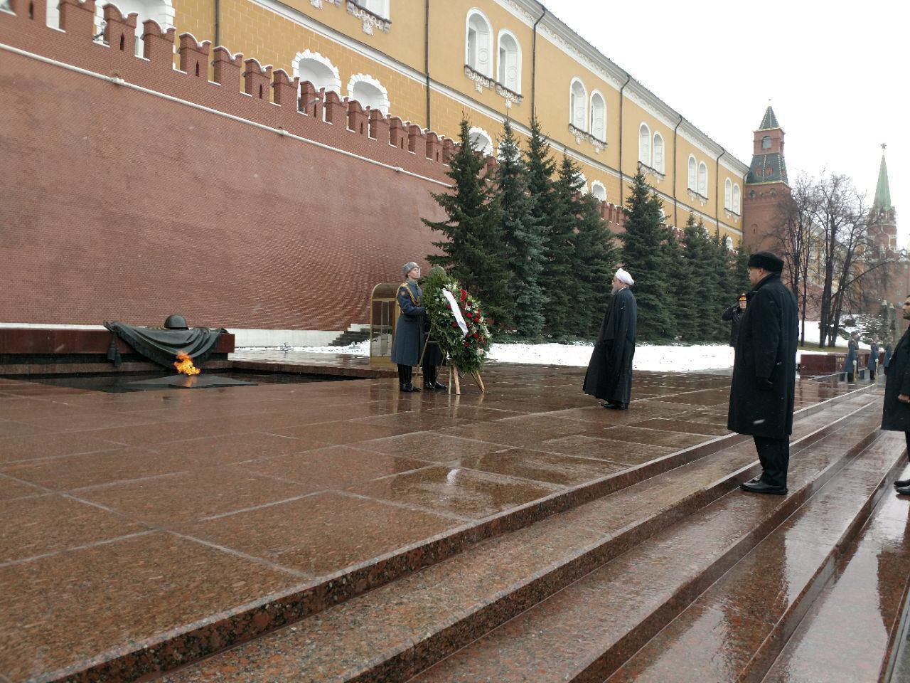 عکس/ادای احترام رئیس جمهور به نماد یادبود سرباز گمنام در مسکو
