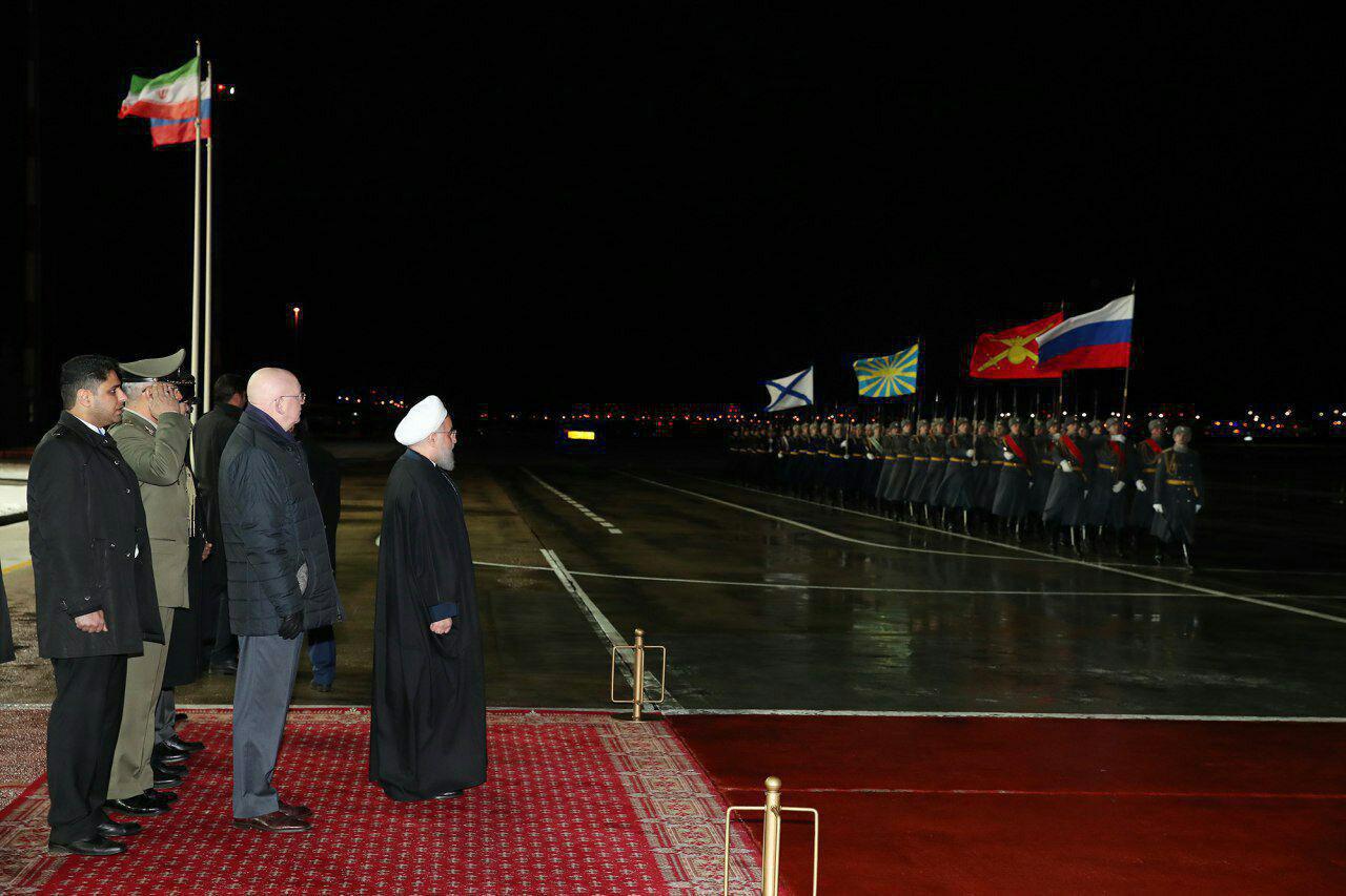 عکس/رژه گارد تشریفات در مراسم بدرقه روحانی/ فرودگاه مسکو