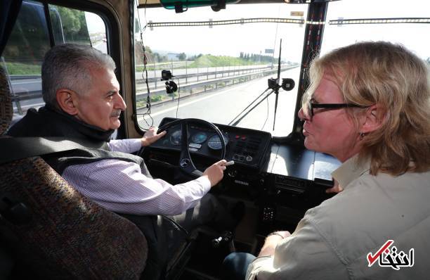 عکس/ رانندگی نخست وزیر ترکیه با اتوبوس
