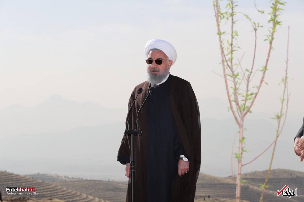 عکس/ غرس نهال توسط رییس جمهور روحانی