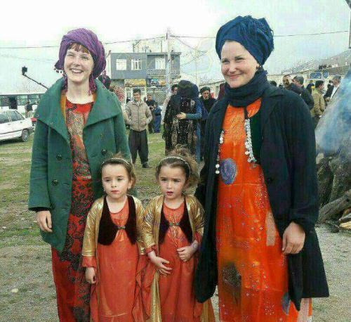 عکس/توریست های آلمانی با لباس کردی در مریوان ( استان کردستان)
