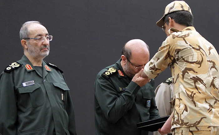 عکس/بوسه وزیر دفاع بر دستان یک سرباز