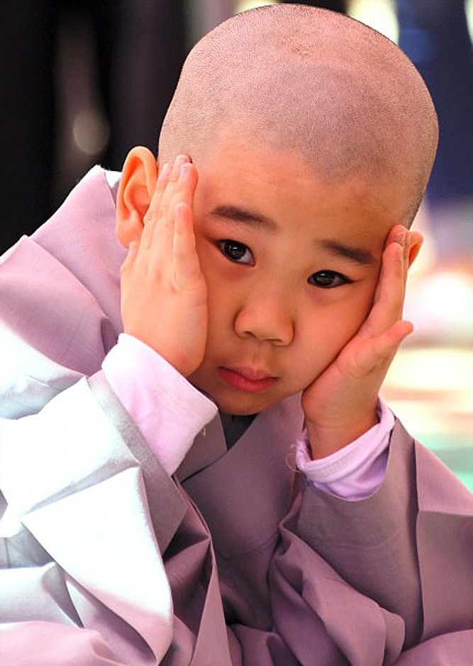 تصاویر : تراشیدن سر کودکان بودایی در کره جنوبی