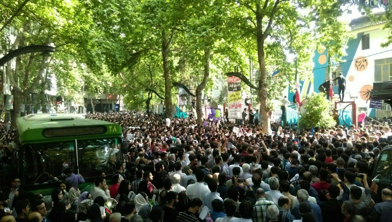 عکس/انبوه جمعیت مردم ساری پشت درهای بسته سالن سید رسول حسینی پیش از سخنرانی حسن روحانی