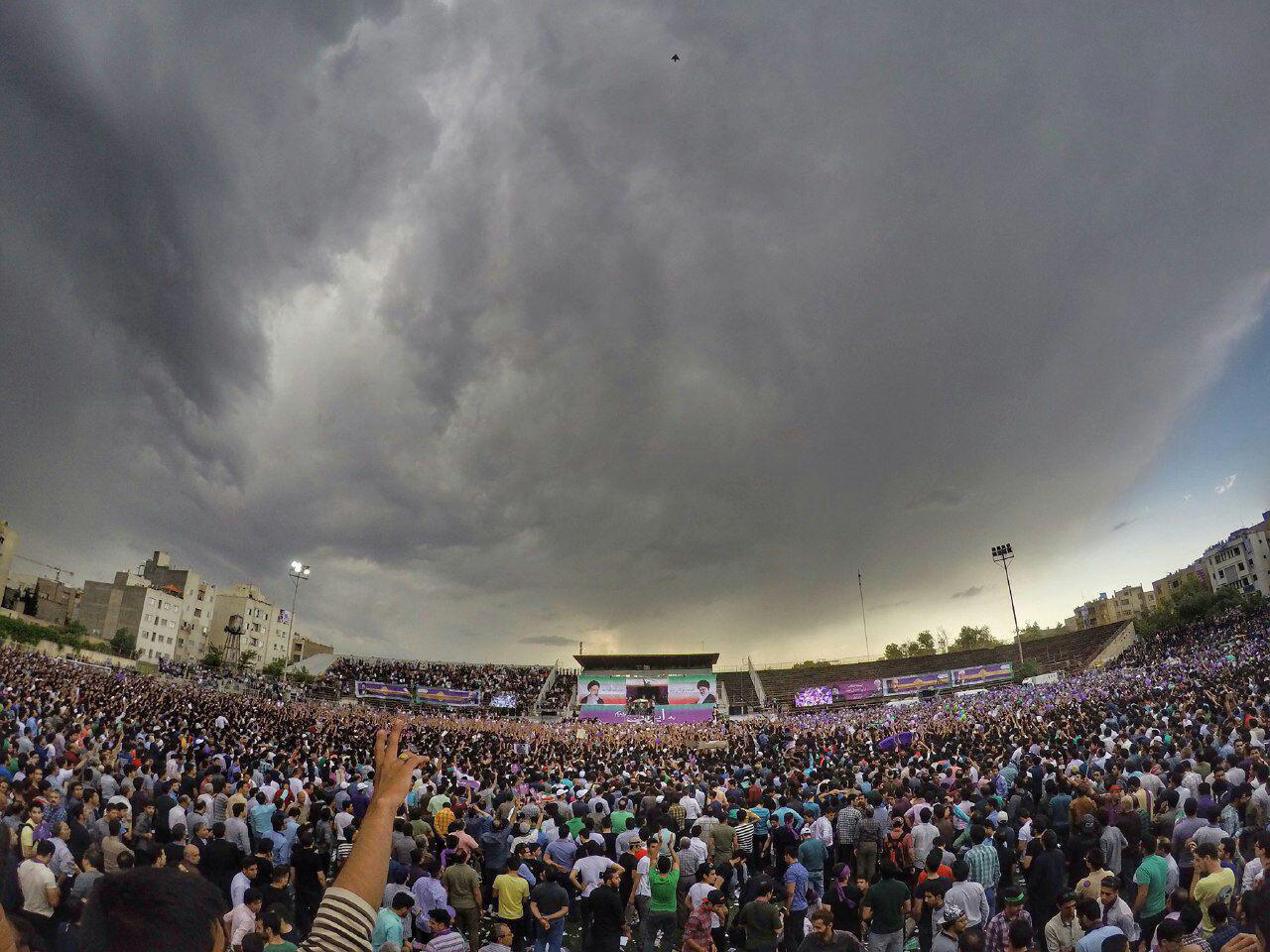 تصویری زیبا از جمعیت حامیان روحانی در ورزشگاه تختی مشهد