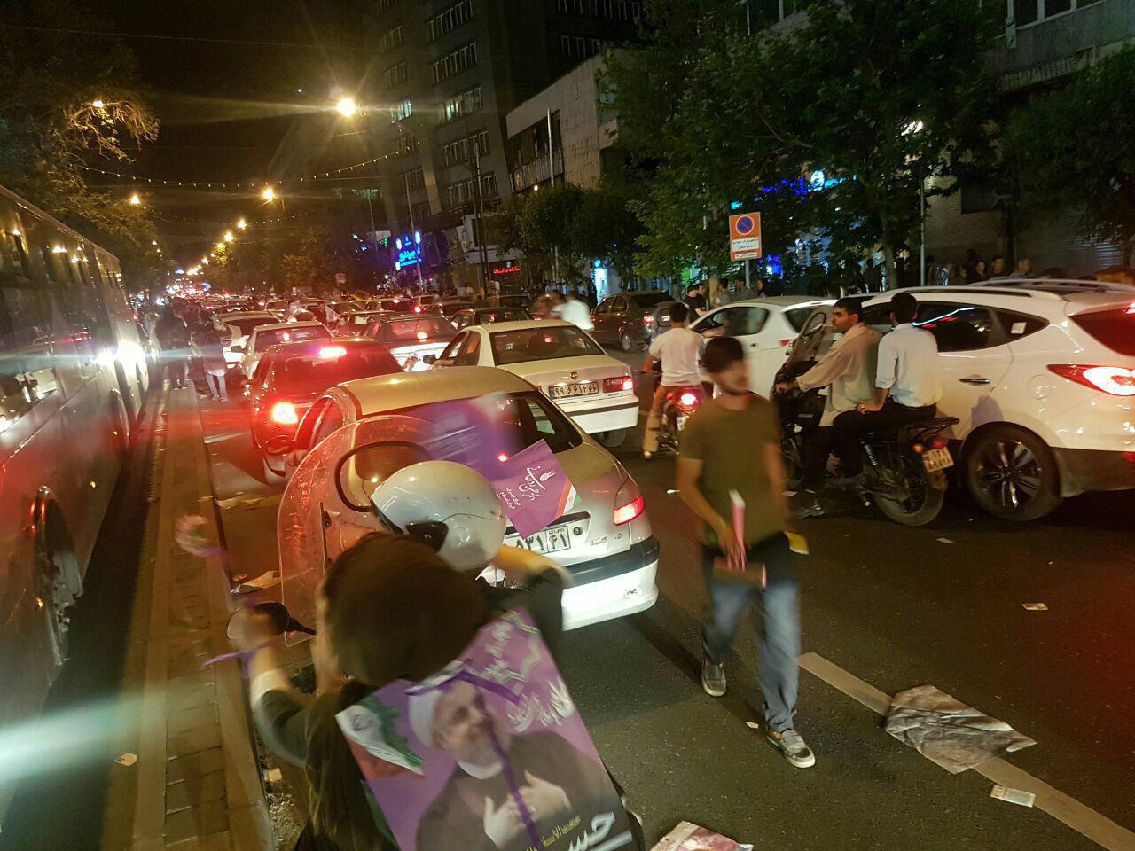 عکس/ترافیک سنگین خیابان ولیعصر (تهران) در ساعات پایانی تبلیغات انتخاباتی
