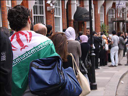 عکس/اولين راي در انتخابات ايران به صندوق ريخته شد