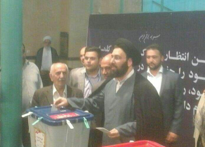 عکس/ حضور سید علی خمینی در حسینیه جماران برای شرکت در انتخابات