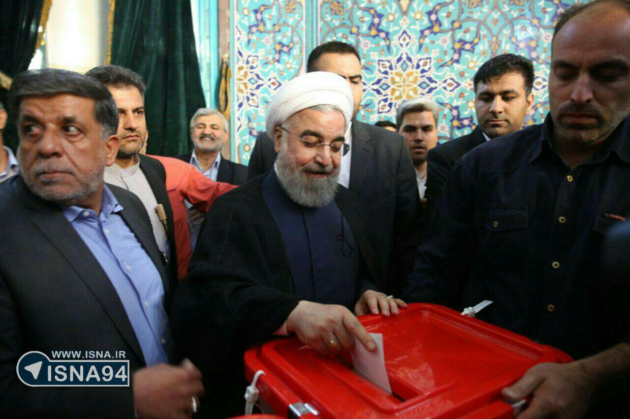 عکس/حسن روحانی با حضور در حسینیه ارشاد، رای خود را به صندوق انداخت