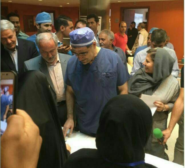 عکس/وزیر بهداشت با لباس جراحی در یکی از مراکز درمانی تهران رأی داد