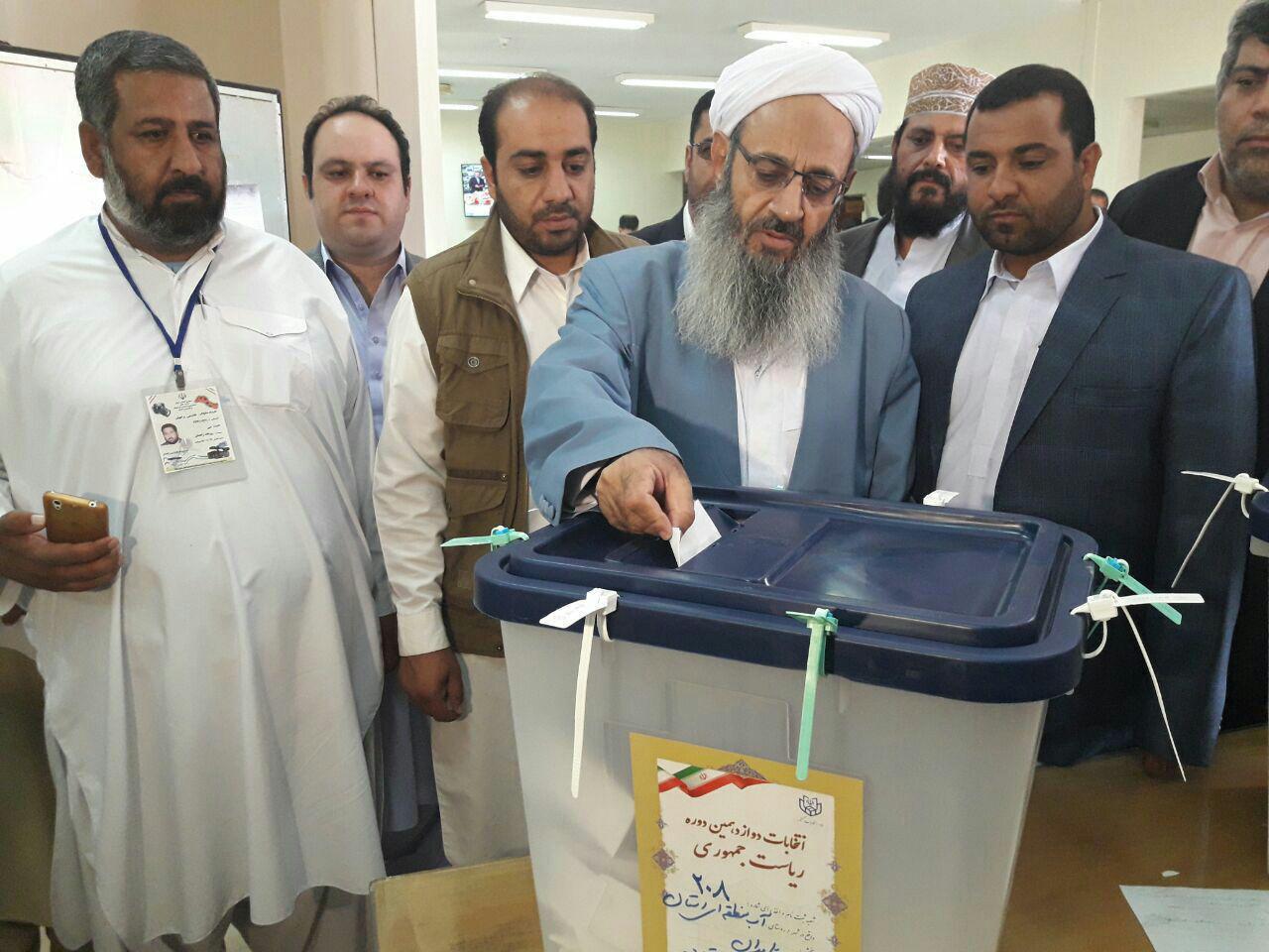 عکس/مولوی عبد الحمید دقایقی پیش رای خود را در زاهدان به صندوق انداخت
