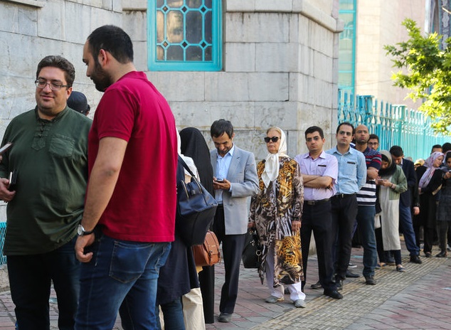 انتظار 2 الی 3 ساعته ی مردم در صفوف رای / وزارت کشور شعبات اخذ رای را افزایش دهد / محمدرضا صادق: وزارت کشور سرعت عملش را بالا ببرد