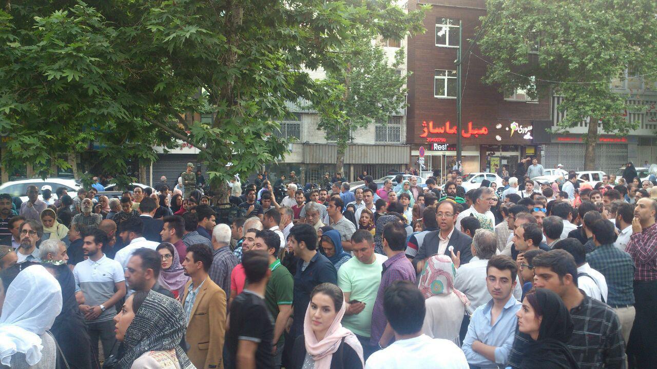 عکس/ ازدحام مردم مقابل حسینیه ارشاد/ رای دهندگان به شعب غیر از حسینیه ارشاد مراجعه کنند