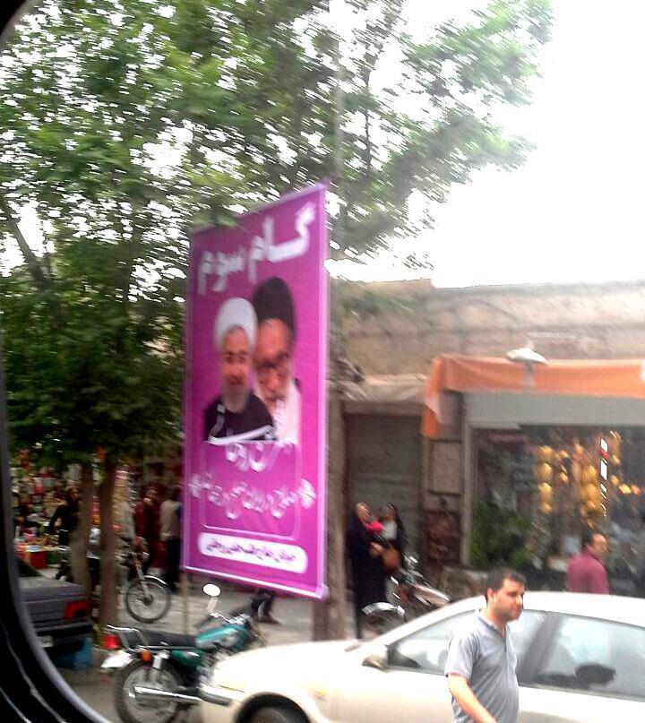 تصویر روحانی در کنار مرحوم آیت‌الله روح‌الله خاتمی در سطح شهر یزد