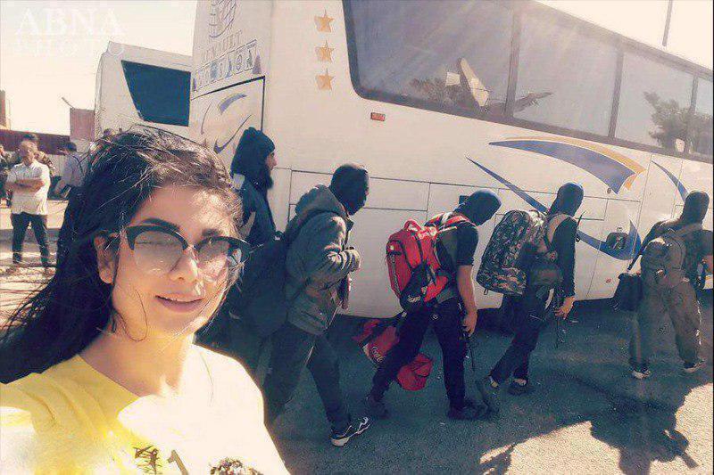 عکس سلفی دختر سوری با تروریست‌های در حال خروج از حمص