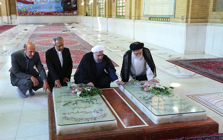 تصاویر : تجدید میثاق رئیس جمهور با آرمان‌های امام راحل و شهدای هشت سال دفاع مقدس