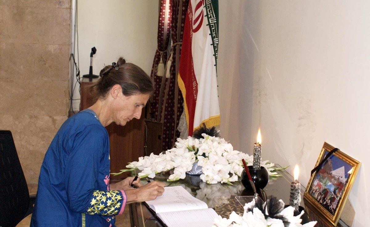 تصاویر : ادای احترام دیپلمات های خارجی به شهدای حملات تروریستی تهران