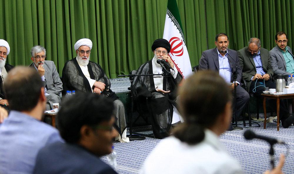 تصاویر : دیدار جمعی از شاعران و اهالی فرهنگ با رهبر معظم انقلاب اسلامی