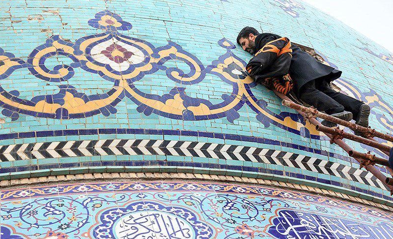 عکس / شستشو و تعویض پرچم‎ گنبد مسجد جمکران
