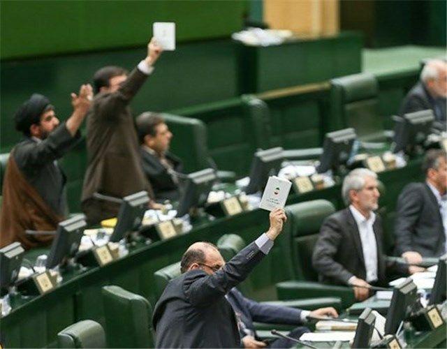 دلواپسان: 64 امضا برای سوال از رئیس جمهور جمع کرده ایم / افشای بی اخلاقی مخالفان روحانی در مجلس ؛ تاکنون ده نماینده از امضای خود در این ماجرا اظهار بی اطلاعی کردند