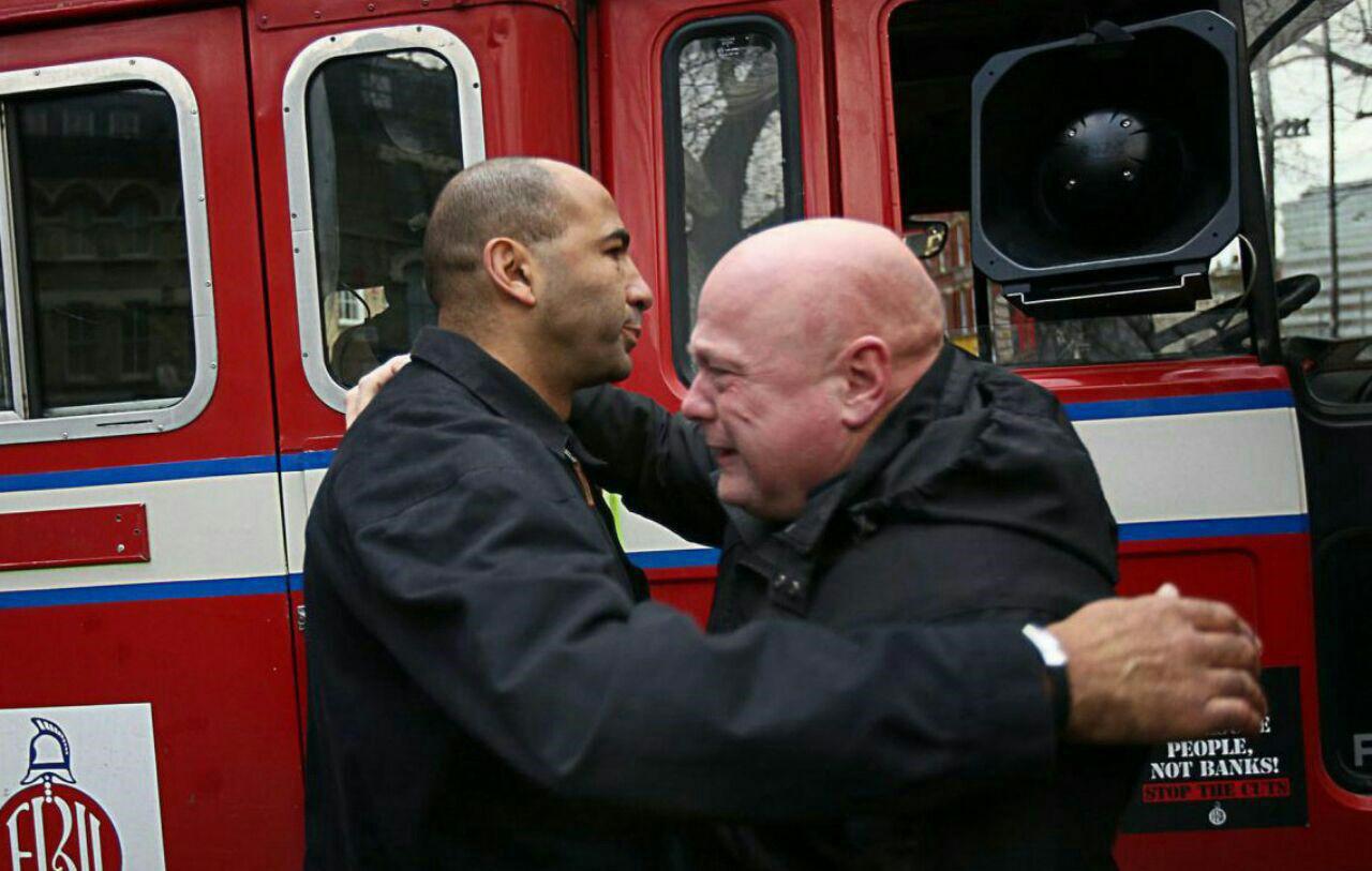 گریه آتش‌نشانان انگلیسی پس از بیرون آوردن اولین اجساد قربانیان آتش‌سوزی در برج گرنفل لندن
