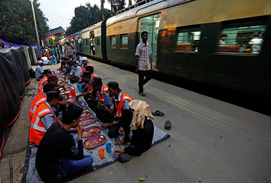 سفره افطار کارگران مسلمان هند در ایستگاه قطار کلکته/عکس