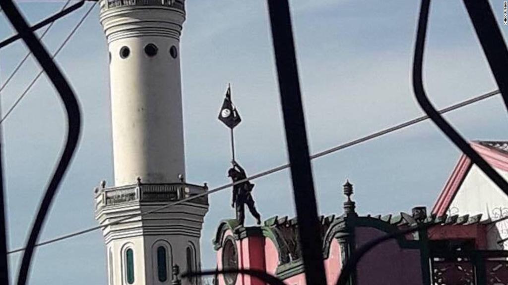 عکس/برافراشتن پرچم داعش در شهر ماراوی فیلیپین / شاخه داعش یک شهر فیلیپین را تصرف کرده است