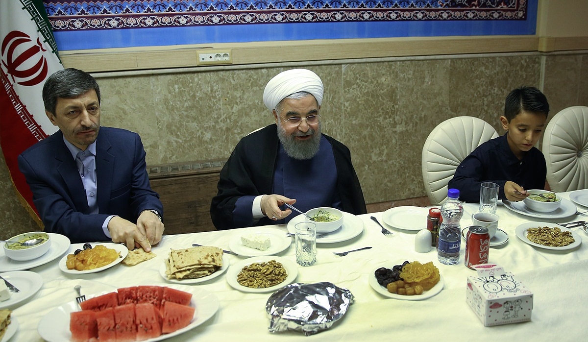 تصاویر : حضور رئیس جمهوری در ضیافت افطار با مددجویان