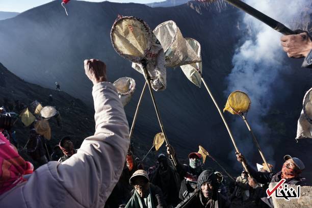 تصاویر : جشنواره عجیب بومیان در دهانه آتشفشان فعال!