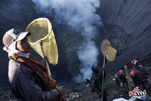 تصاویر : جشنواره عجیب بومیان در دهانه آتشفشان فعال!