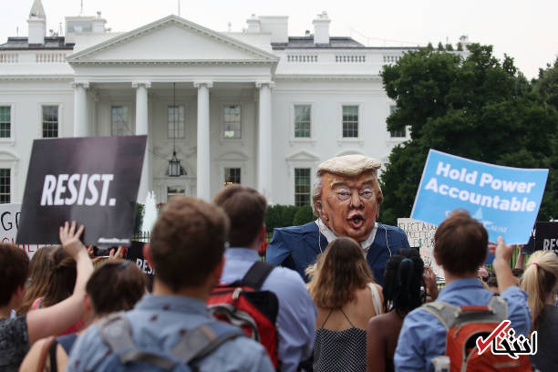 تصاویر : اعتراض به ارتباط پسر ترامپ با روسیه مقابل کاخ سفید