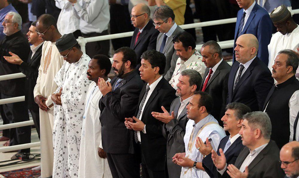 اقتدای مهمانان خارجی اهل سنت به رهبرانقلاب در نماز عید فطر