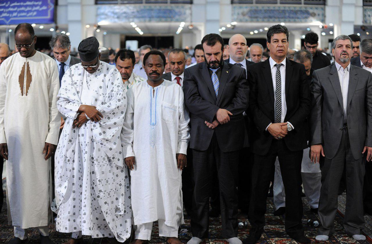 اقتدای مهمانان خارجی اهل سنت به رهبرانقلاب در نماز عید فطر