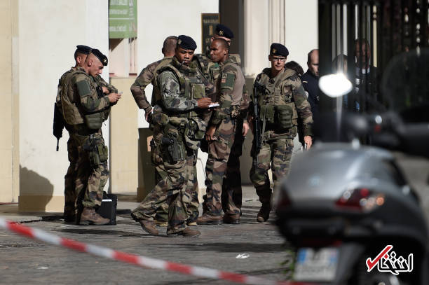 عکس/ خودرویی در حومه پاریس سربازان را زیر گرفت