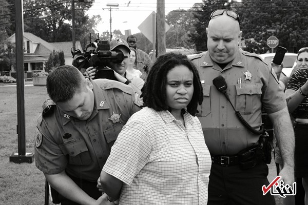 عکس/ بازداشت زنی که مجسمه برتری نژادی در آمریکا را سرنگون کرد