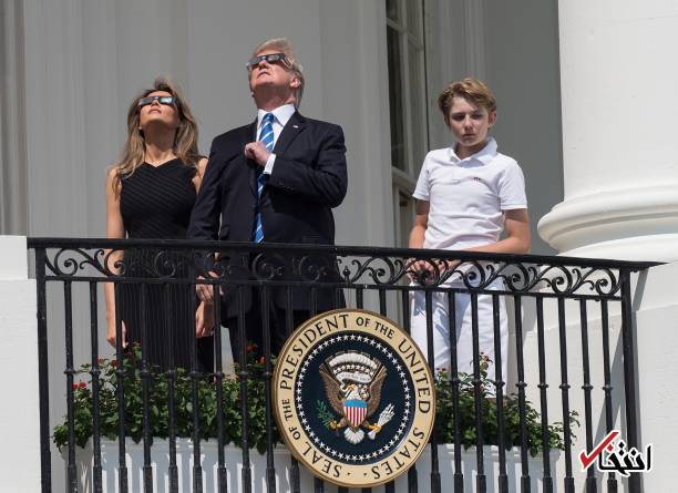 عکس/ ترامپ با همسر و دخترش حال تماشای خورشیدگرفتگی
